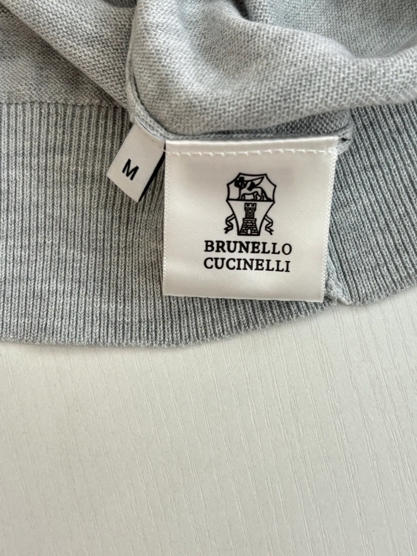 Brunello Cucinell Bc contrasting fine edge knitted short-sleeved Polo shirt. Original factory original pattern 1:1 finalized version. Polo collar arc is completely matched to the standard counter. Gray Navy Blue two-color full vat custom dyeing. Customized silk linen yarn, high-density plain knitting. The collar + cuffs have white edges with contrasting ribbing, three-needle and five-thread seams; three natural horn buttons on the placket, 1:1 reproduction of the texture and color; densely woven edges at the hem, complete with collar label, wash, and hangtag Size: S/M/L/XL